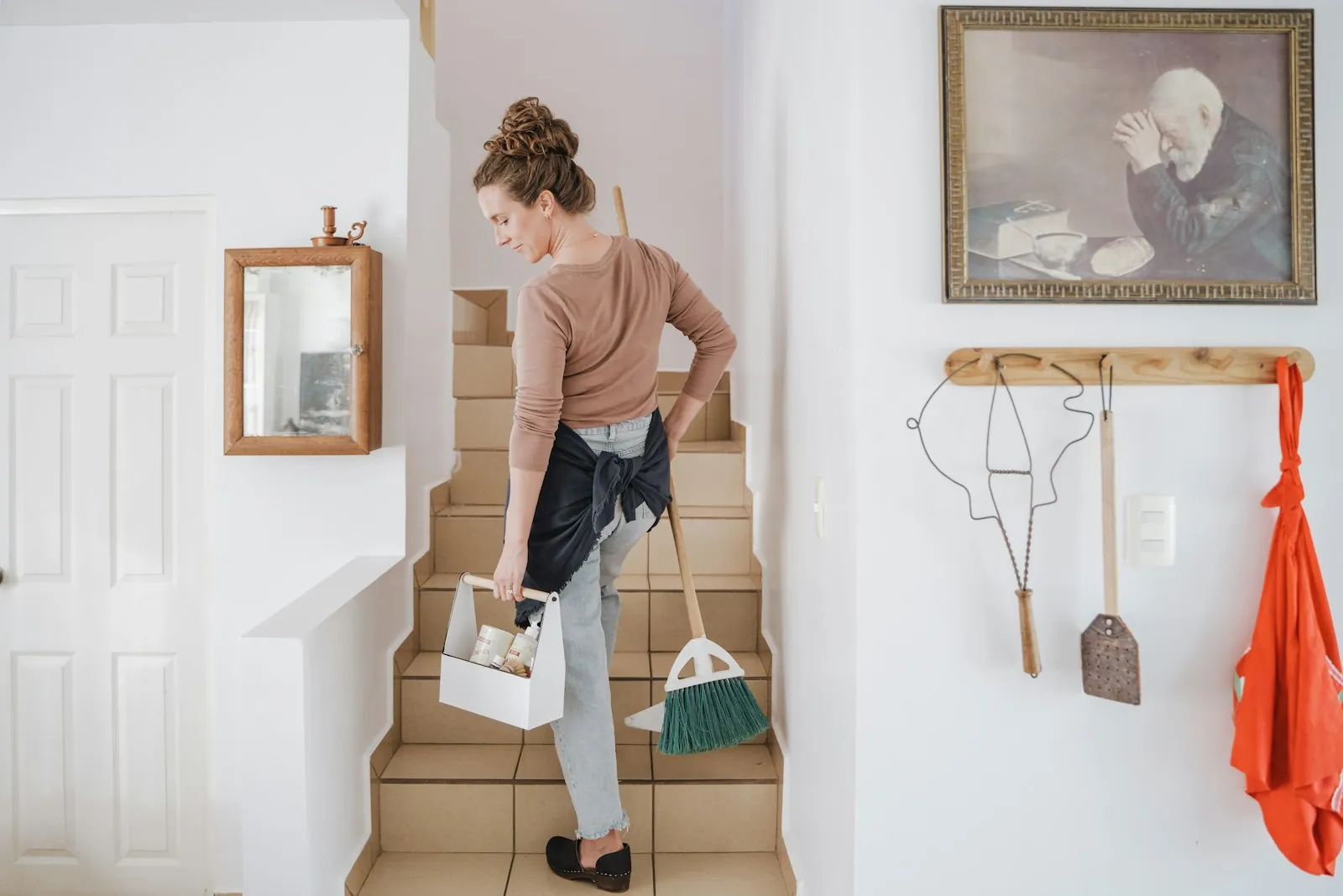 Клінер компанії A-Cleaning з професійним інвентарем у під'їзді київського будинку